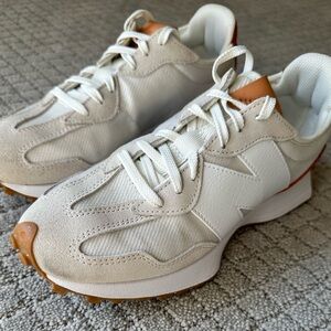 New Balance Women’s 327. Size 8